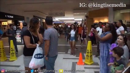 Il demande sa copine en mariage dans un centre commercial et reçoit le râteau de sa vie