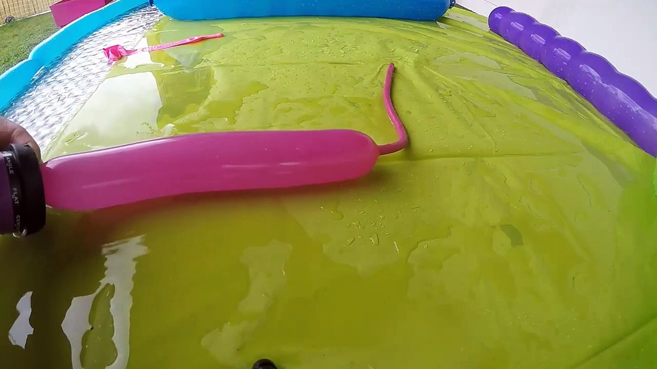 Expérience écraser des balloons remplis de orbeez avec la roue de voiture -les boys tv