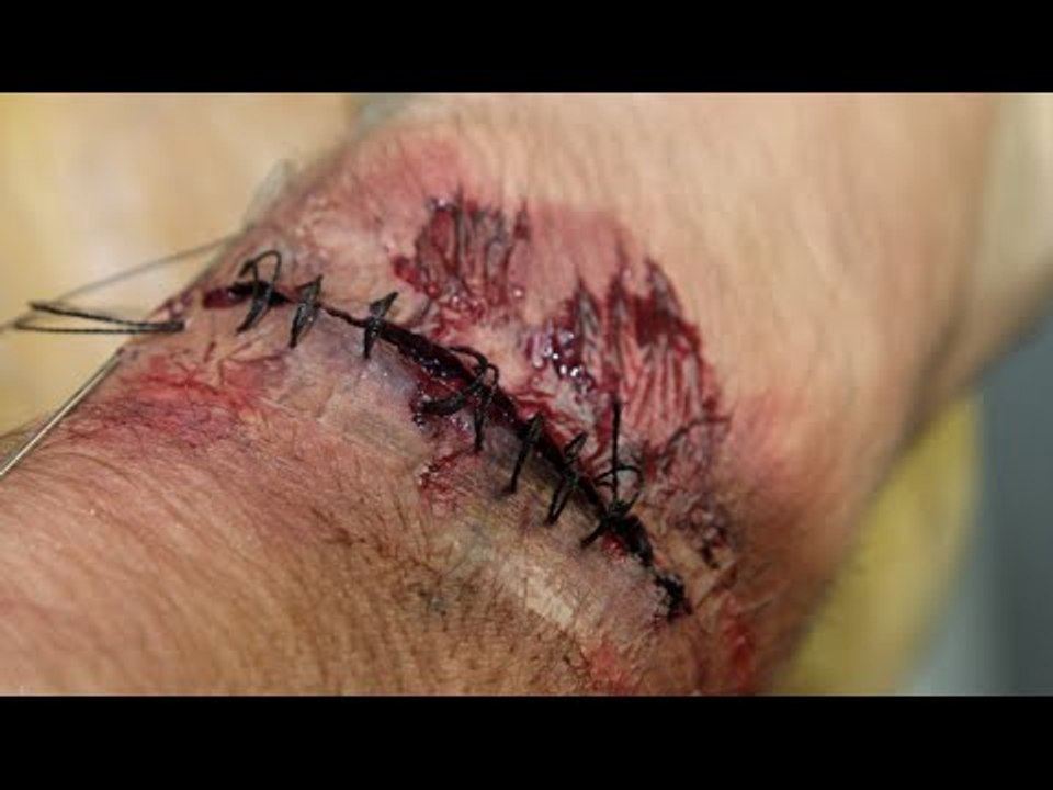 Como fazer mãos de zumbis para o Dia das Bruxas - How to make ZOMBIE HANDS for Halloween