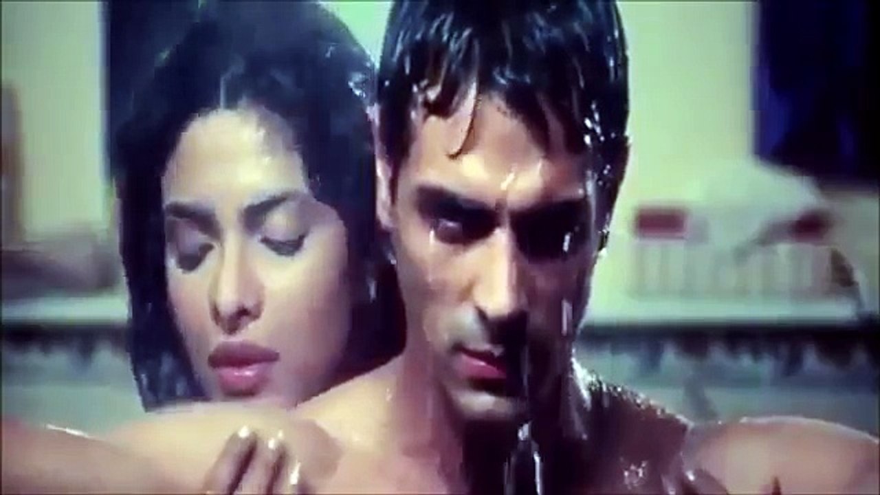 Priyanka Chopra Hot Bikini Bra and Uncensored leaked Bed scene