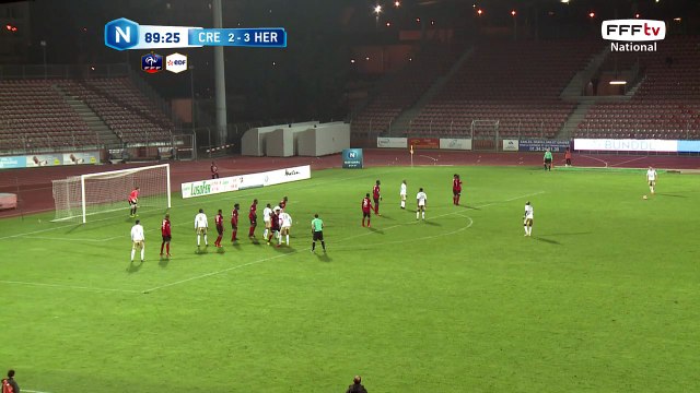 Coup franc bien frappé et dévié par un attaquant mais sans danger