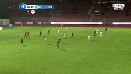 Sarr qui arrive à placer sa tête entre deux adversaires
