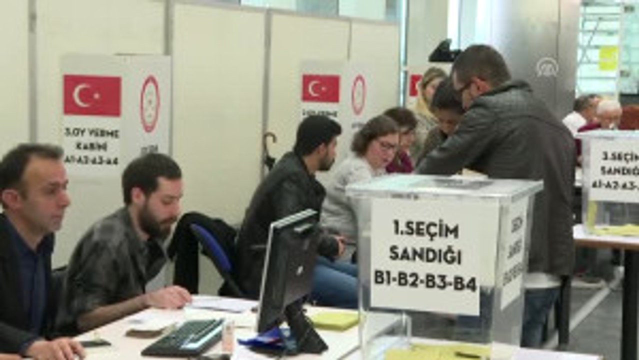 Gümrük Kapılarında Oy Verme Işlemi - Atatürk Havalimanı - Istanbul