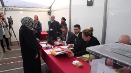 Avrupa'daki Türkler Halk Oylaması Için Sandık Başında