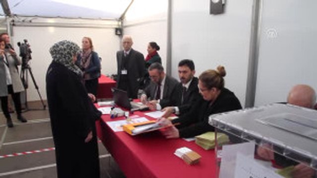 Avrupa'daki Türkler Halk Oylaması Için Sandık Başında