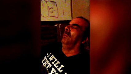 Pendant sa sieste meme son dentier veut se barrer