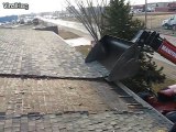 Une technique risquée pour retirer les tuiles d'un toit de maison... Dingue mais maitrisé
