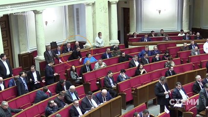 Реєстрація. В одного-з десяток депутатських карток для голосування. Згодом буде оголошено про присутність 300-т депутаті