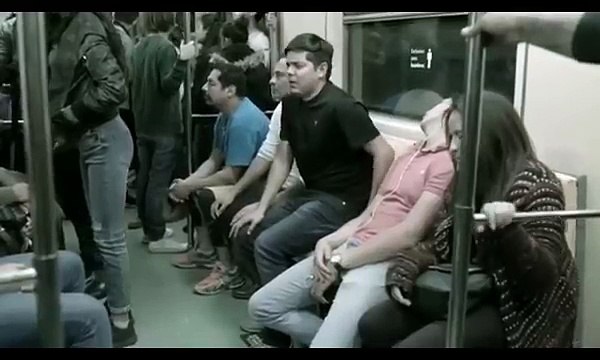 Des places avec des pénis incorporés dans le métro au Mexique