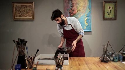 L’Ebru, l’art turc du papier marbré qui consiste de peindre à l’huile sur une surface constituée d’eau