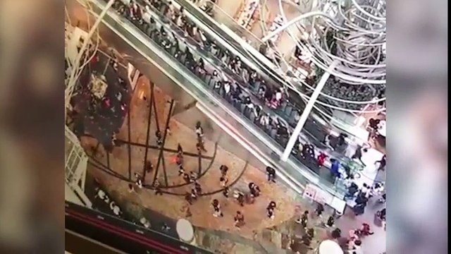 Escalera mecánica cambia de sentido y todos se golpean