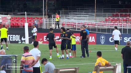 A kid invades Brazil training to meet Neymar Jr. and Marcelo. Pure class.