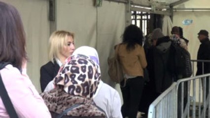 Köln'de Yaşayan Türk Vatandaşları Oylarını Kullanıyor