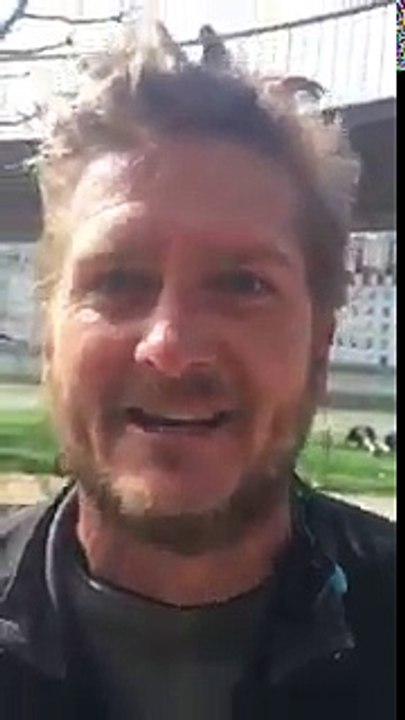 Jamel Debbouze quand tu croises le 1er BLOND aux yeux bleus qui parle arabe monsterbuzz.fr