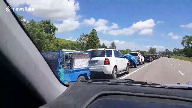 Hundreds of Australians queue up at dump in preparation for cyclone Debbie