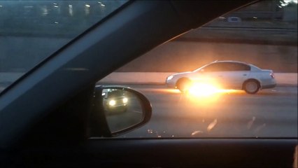 la voiture de ce mec est en feu en roulant !