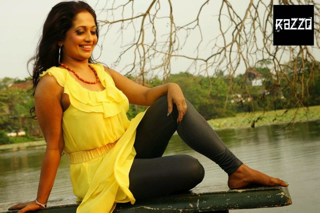 දුමින්ද දිසානයකගෙ ලෝකය සබීතාගේ කකුල් දෙක අස්සේ බව මදුෂා රමසිංහ තහවුරු කරයි.