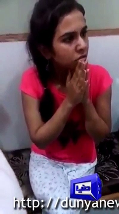 Girl Caught While Stealing Jewelry In India