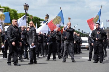 18 militants néonazis en procès
