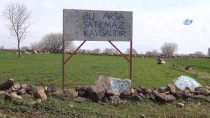 "Bu Arsa Satılamaz, Kavgalıdır" Tabelası Görenleri Şaşırtıyor