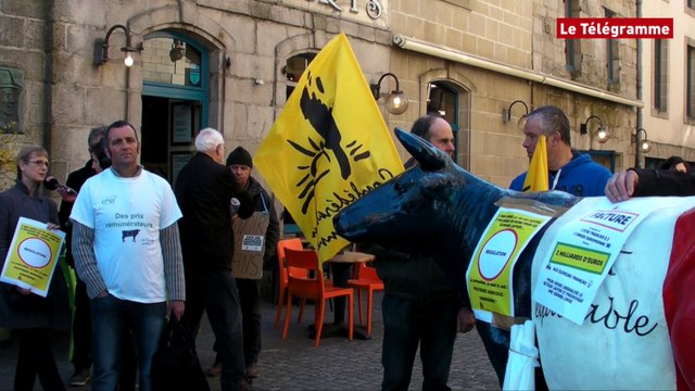 Quimper. Manifestation symbolique d'une cinquantaire de producteurs de lait