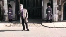 Ce touriste français se fait engueuler par un garde royal