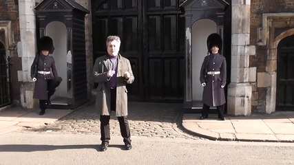 Un soldat de la garde royale engueule un touriste français.