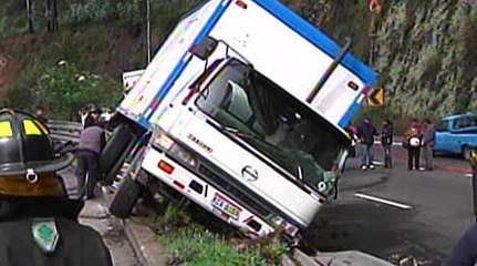 Un camión se volcó en la Av. Simón Bolivar en Quito