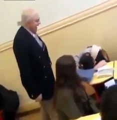 Regardez comment ce prof vient réveiller une élève endormie en plein cours !