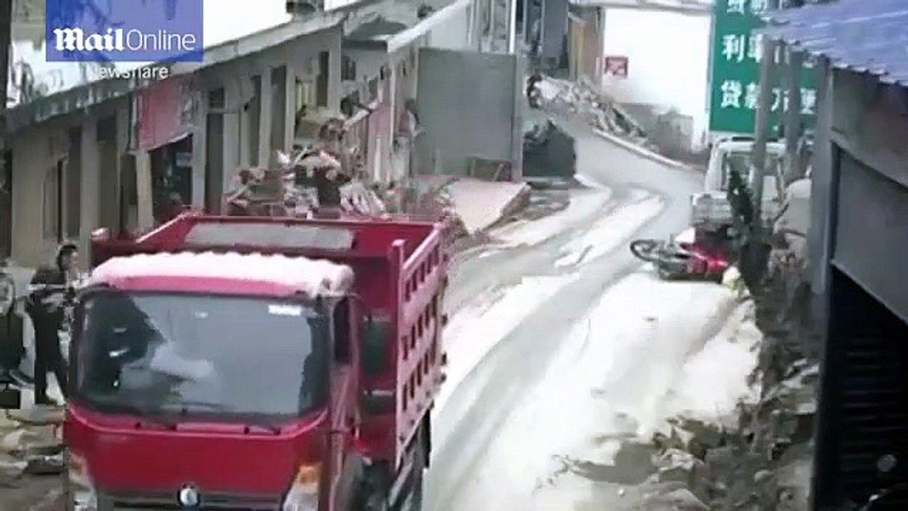 Un couple en scooter renversé par la ridelle d'un camion