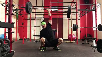 Hombre intentando levantar varios kilos y fíjate de que forma lo hace!