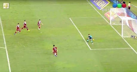 4 avançados contra um guarda-redes num lance que corre mundo