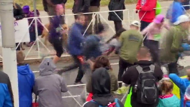 Etats-Unis : une participante à un semi-marathon portée par des coureurs pour franchir la ligne d'arrivée