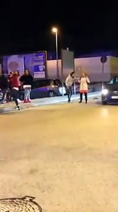 Rissa a Napoli distrugge la macchina con il casco