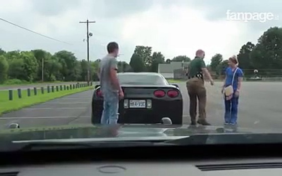 Lo obbliga ad inginocchiarsi davanti alla fidanzata quello che succede è incredibile