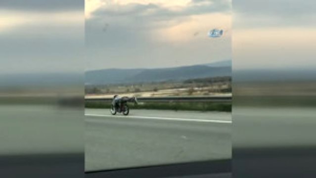 120 Kilometre Hızla Giderken Motosikletin Üzerine Yattı
