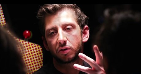 Juliette Binoche et Camille Cottin échangent un baiser dans Les recettes pompettes