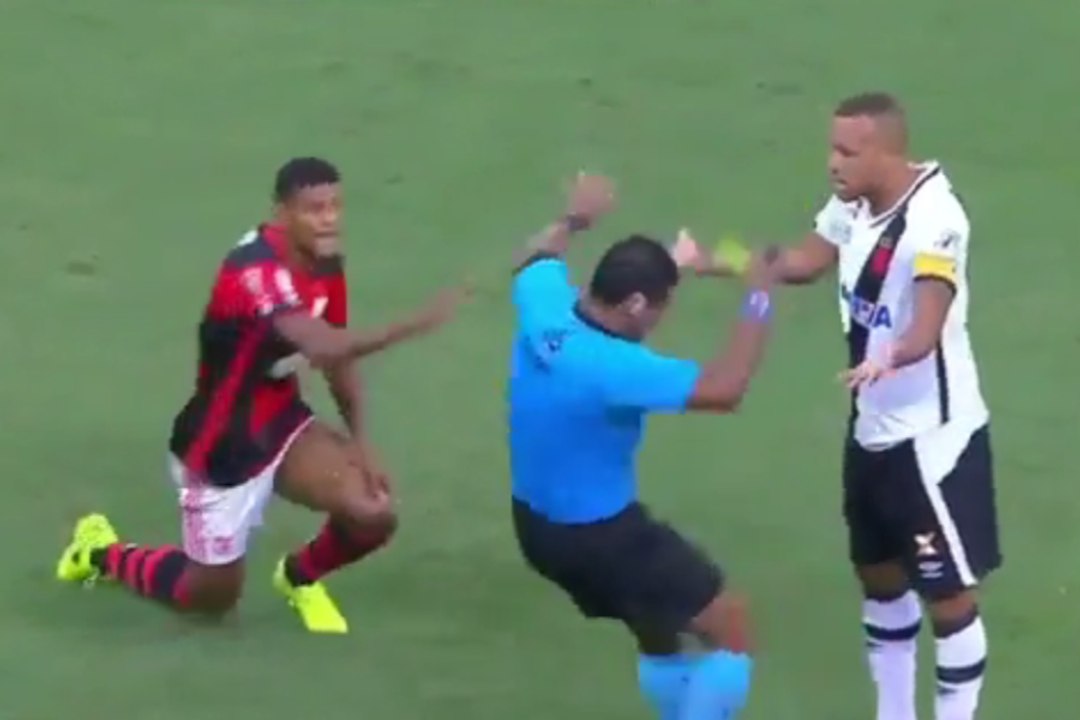La simulation ridicule d’un arbitre
