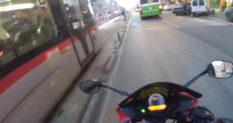 Motosikletli Sürücünün Tramvaya Kafa Tuttuğu Görüntüleri Sosyal Medyayı Salladı