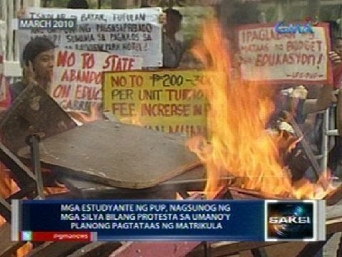Mga estudyante ng PUP, nagsunog ng mga silya bilang protesta sa umano'y plaong pagtataas ng tuition