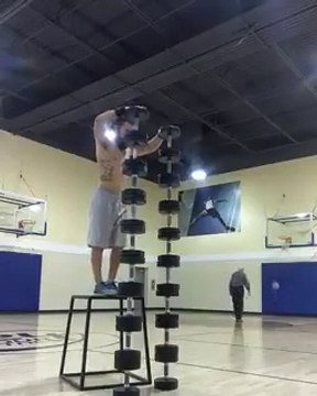 Il fait des pompes sur 3 mètres d'haltères