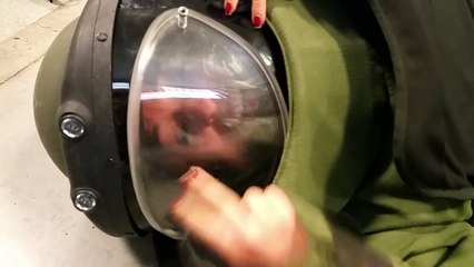 Sa fiancée essaye une tenue pour démineurs...