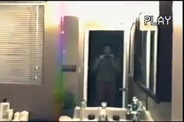 رجل يصور زوجته وهى تستحم
