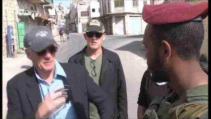 Gere compara la segregación racial en EE.UU. y la ocupación israelí en una visita a Cisjordania