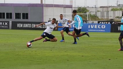 Clayton faz primeiro treino após assinar com o Corinthians