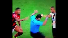 La simulation ridicule d’un arbitre