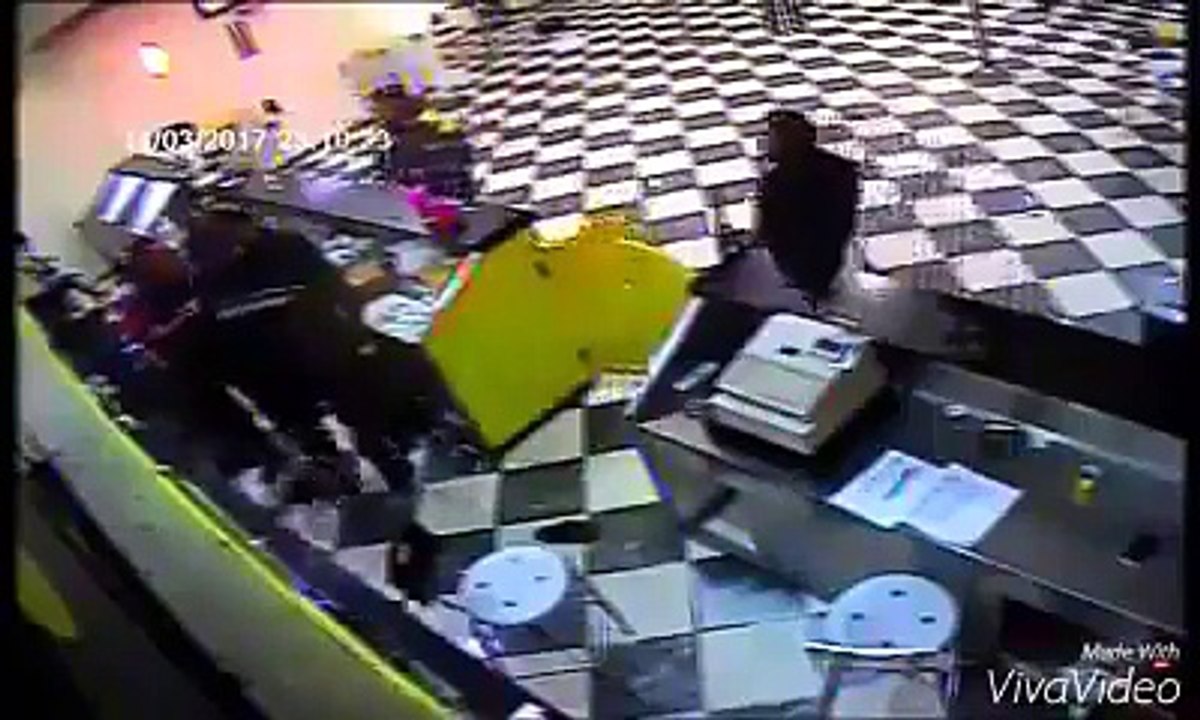 شاهد الظلم و القهر في تونس أمني يعتدي بالعنف علي عامل بمقهي ر فض إعطاءه قهوة بلاش