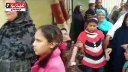 خروج التلاميذ المصابين بالتسمم من مستشفى أشمون العام