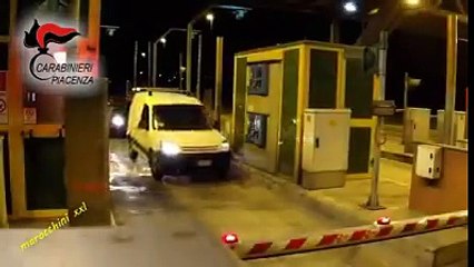 ميلانو مطاردات الشرطة في إيطاليا( الكارابنيري ) لعصابات المخدرات !!