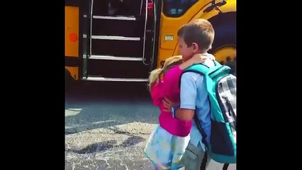 E pret çdo ditë vëllain që të vijë nga shkolla për ta përqafuar